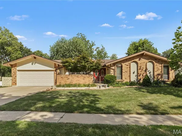 2762 Heritage Lndg, Saint Charles, MO 63303