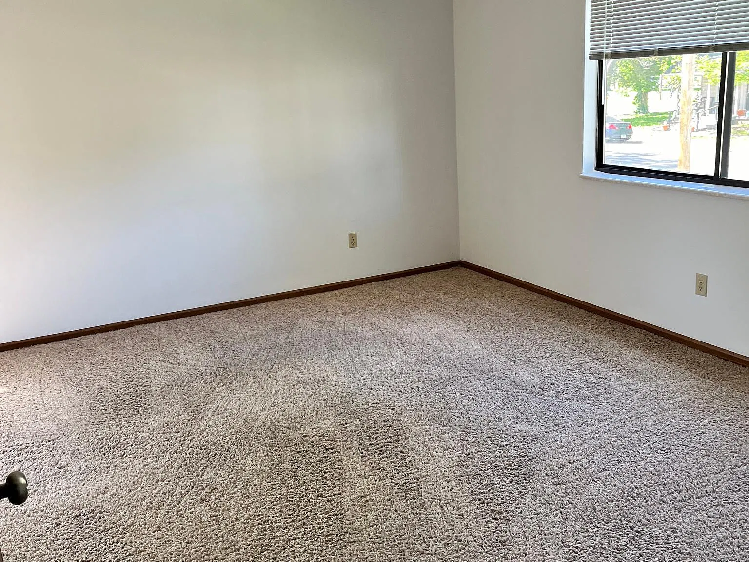 404 N Hesperia St — Photo 2