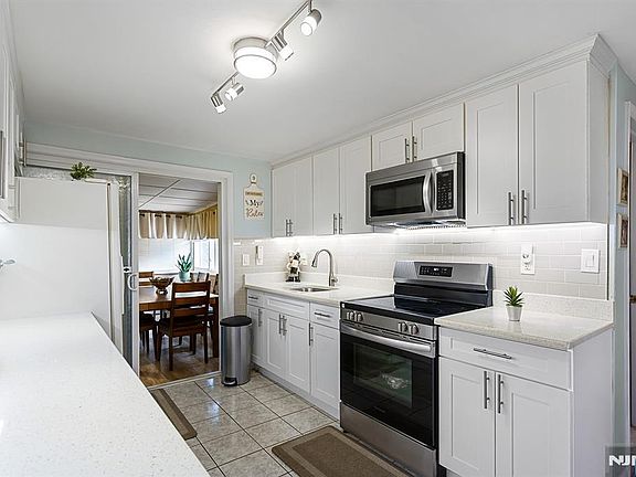 3rd image of 39 Chamberlain Ave
