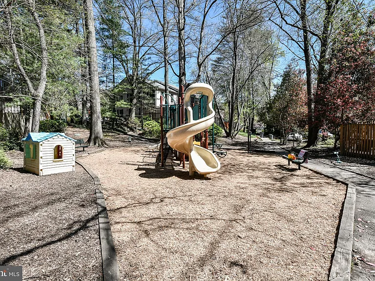 2407 Alsop Ct — Photo 38