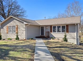 518 Lakewood Rd, Bonner Springs, KS 66012