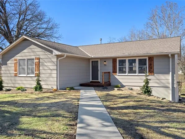 518 Lakewood Rd, Bonner Springs, KS 66012
