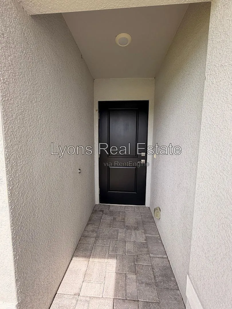 3 bed, 2.0 bath, 1421 sqft, $2,400 — Photo 3