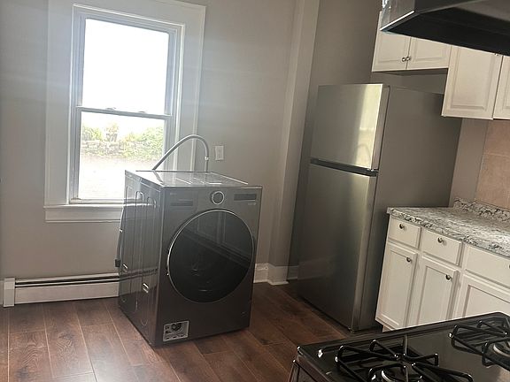3rd image of 9 Rosedale Ave Floor 1