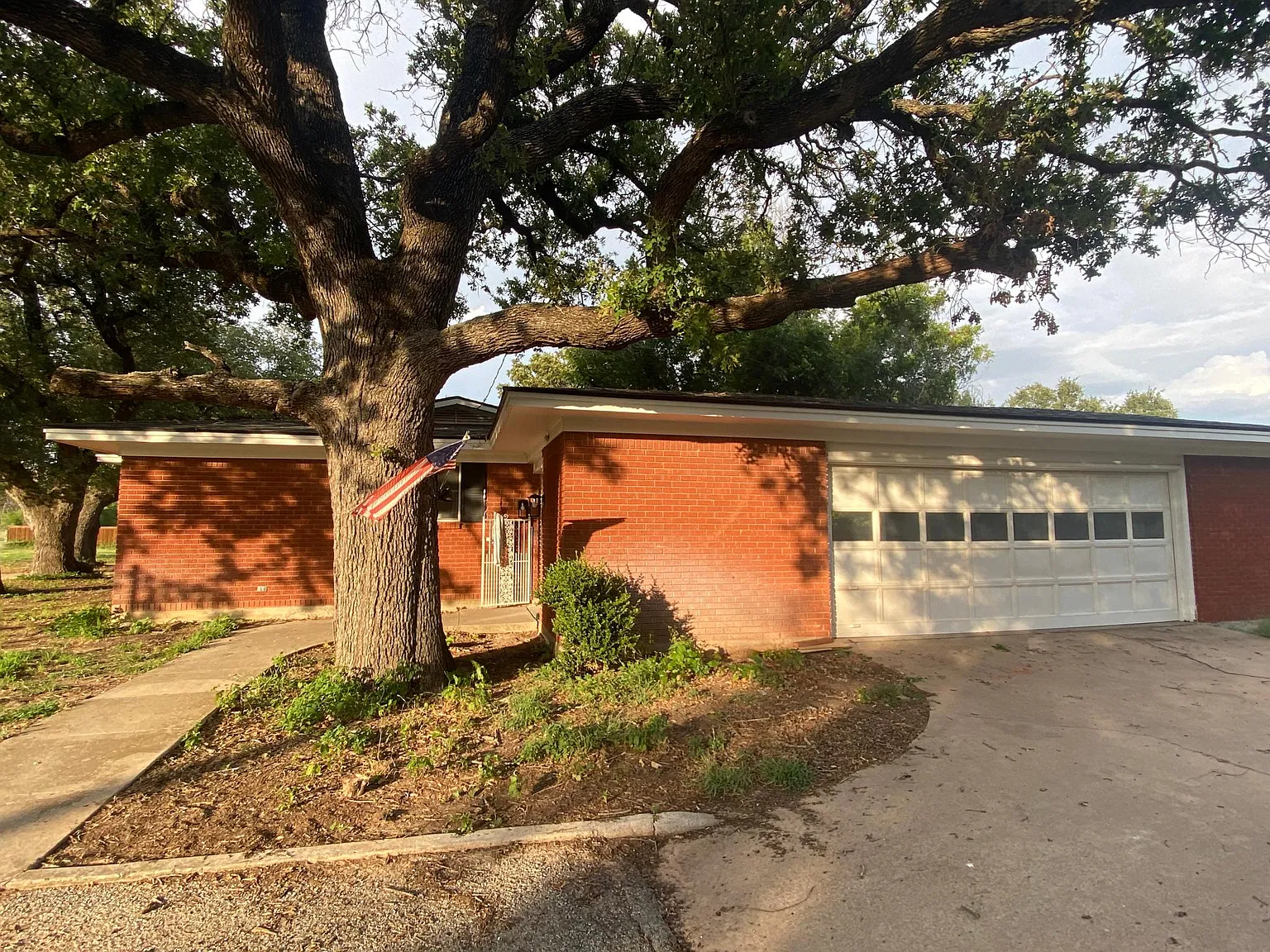 4 bed, 2800 sqft, $2,500 — Photo 2