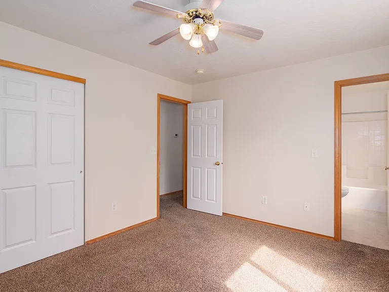 3122 Meadow Glen Ln — Photo 6