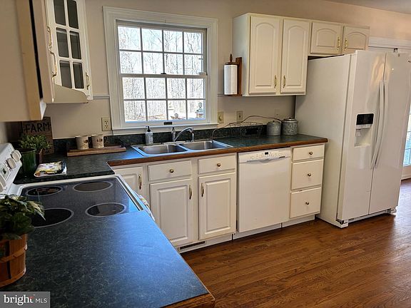 4th image of 7857 Hazeland Ln