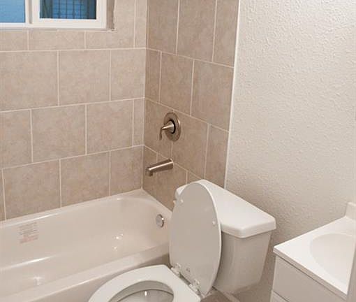 4th image of 2304 Brazoria St #2