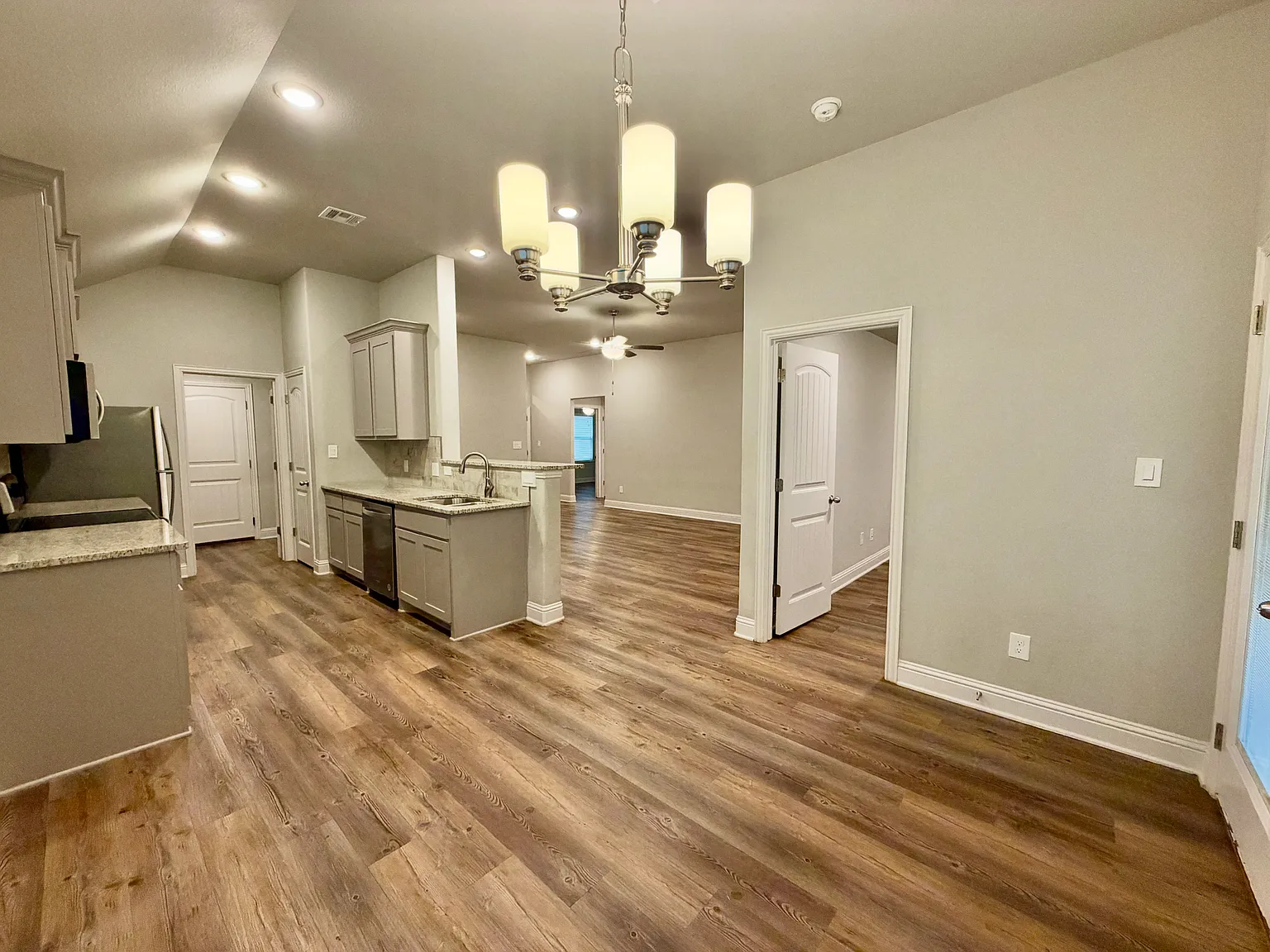 3 bed, 1610 sqft, $2,000 — Photo 4