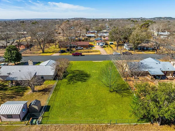 208 W Nimitz St, Fredericksburg, TX 78624