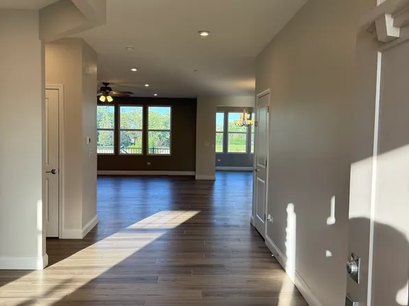 641 N Highlander Way, Addison, IL 60101