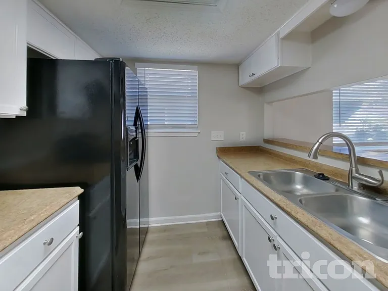 623 Walston Ln — Photo 7