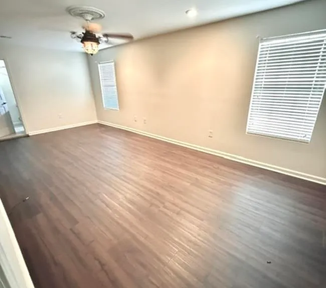 202 Leslie St — Photo 10