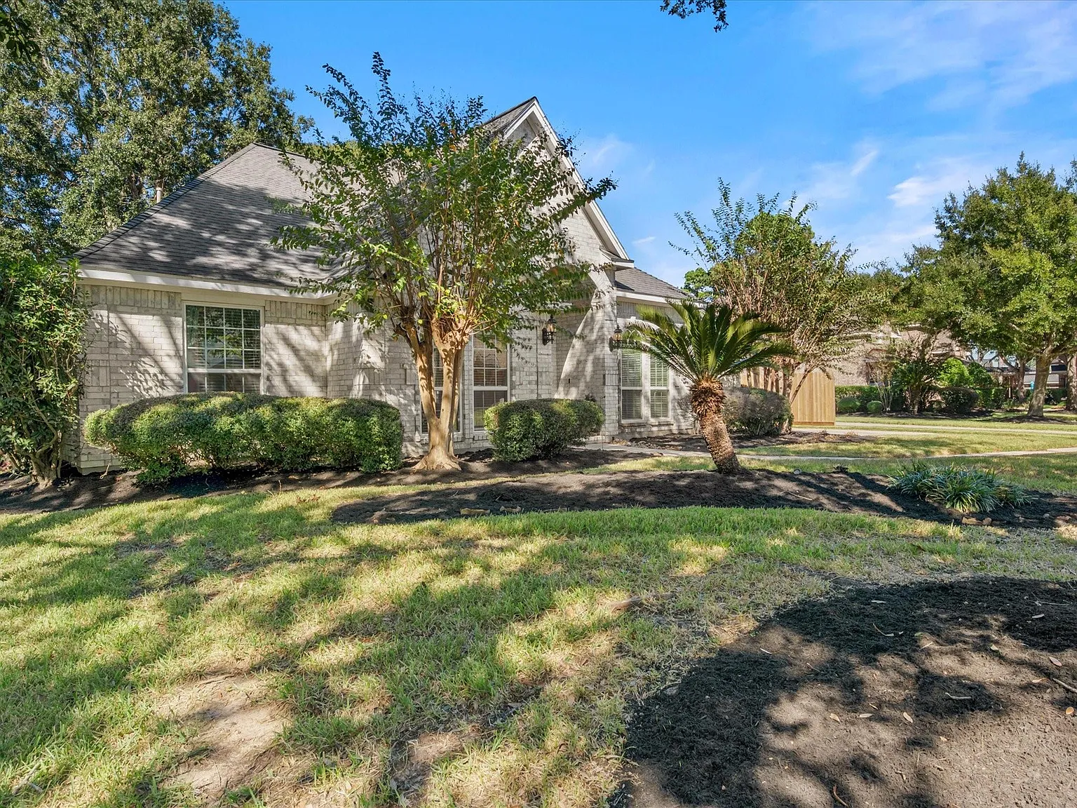 4 bed, 2.5 bath, 2649 sqft, $2,950 — Photo 2
