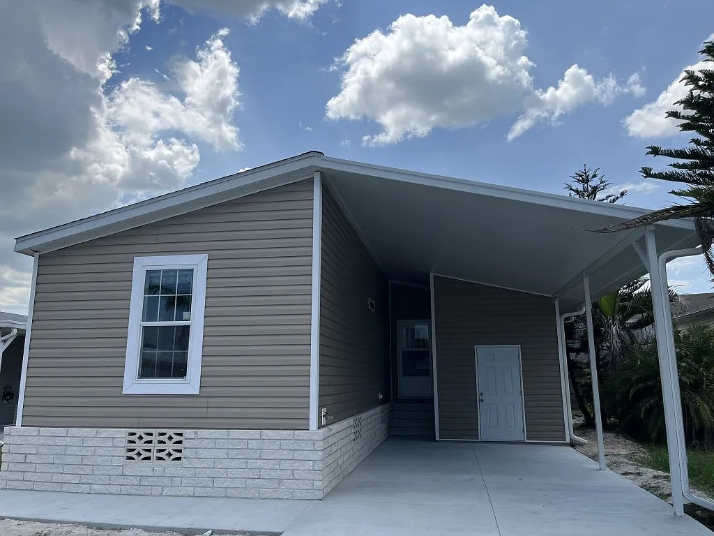 3 bed, 2.0 bath, 1094 sqft, $1,899 — Photo 1