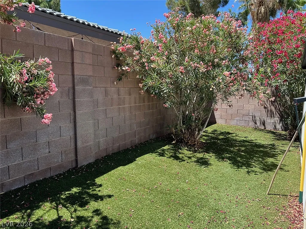 3 bed, 2.0 bath, 2424 sqft, $5,395 — Photo 4