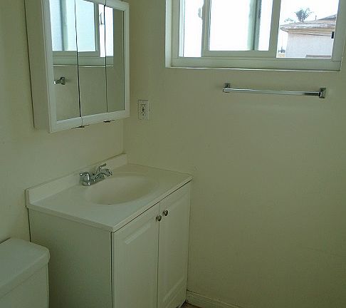5th image of 112 E Buckthorn St APT 6