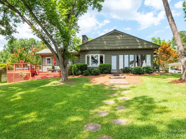 592 Fairway Shores Rd, Troy, NC 27306