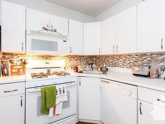 3rd image of 683 W Wrightwood Ave #524