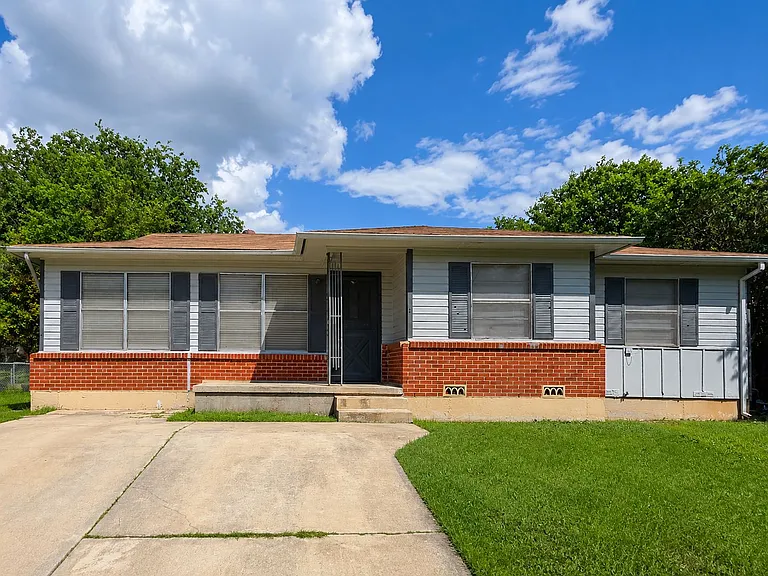 1204 Connell Dr — Photo 2