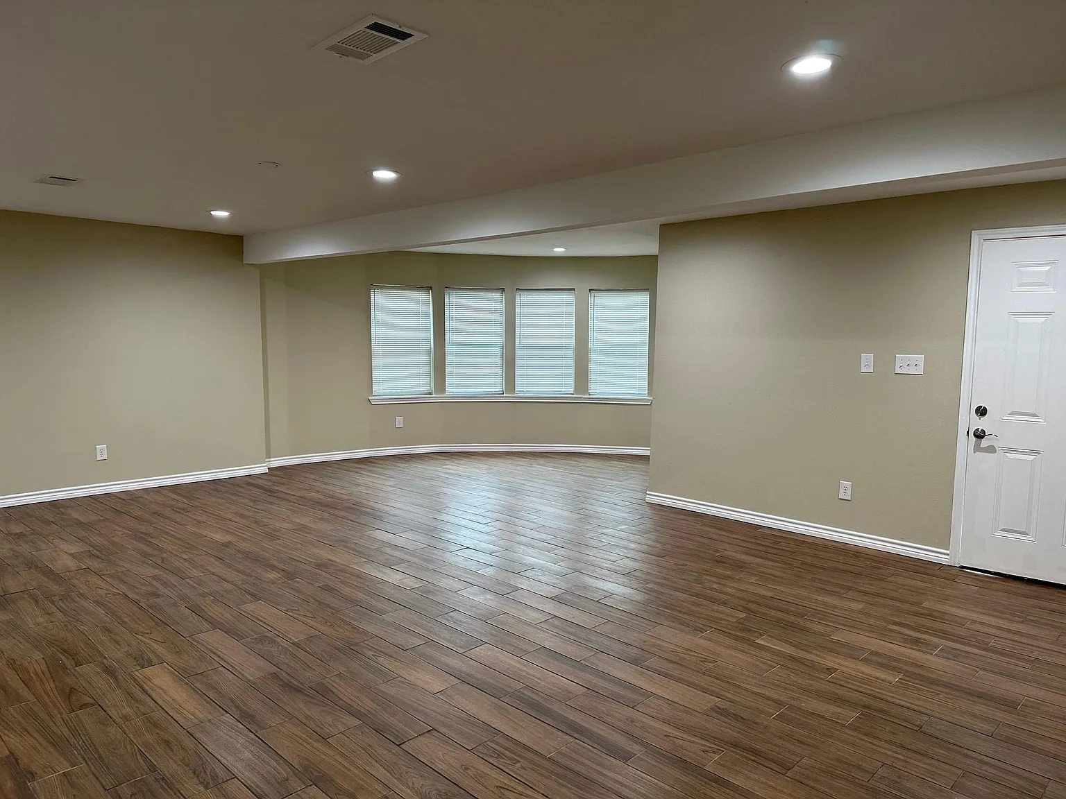 2 bed, 1.0 bath, 1432 sqft, $1,650 — Photo 3