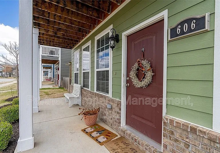 606 N Tennyson Ln — Photo 2