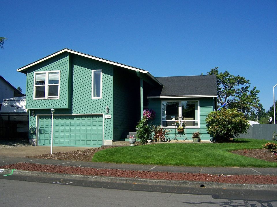Tri Level on Huge Corner Lot