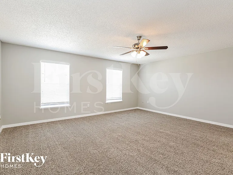 215 Lobelia Dr — Photo 8