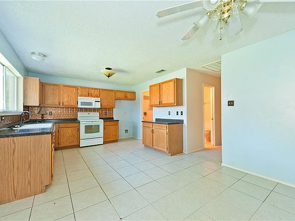 3rd image of 2712 Yellowstone Park Ln