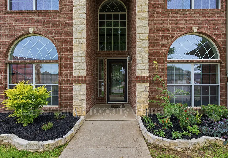 2115 Lexington Dr — Photo 5