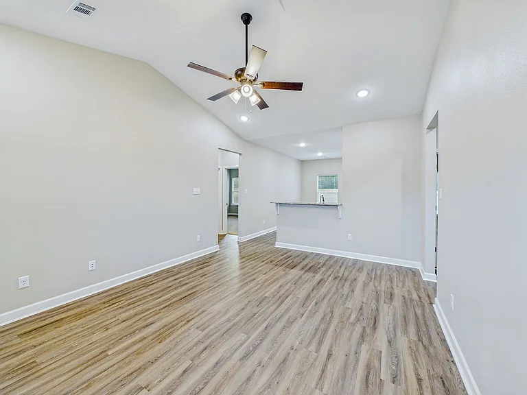 306 Redbud Ct — Photo 9