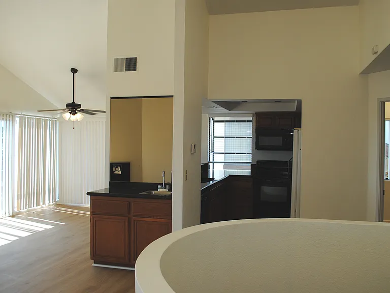 Wet bar & dining room