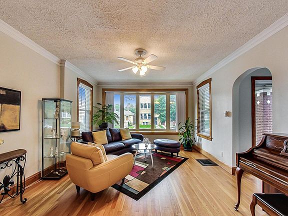 3rd image of 4633 N Karlov Ave