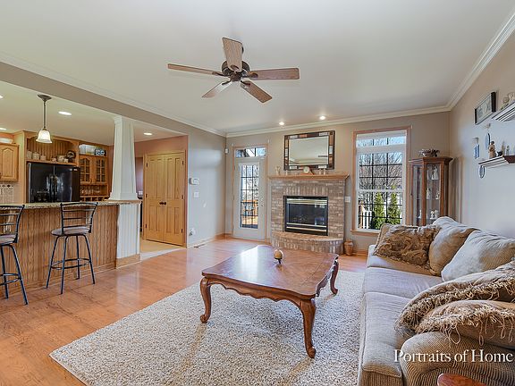 3rd image of 117 E Maplewood Dr