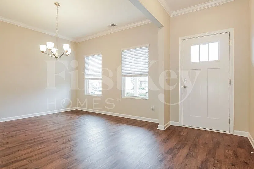 4 bed, 3.0 bath, 2400 sqft, $2,190 — Photo 4