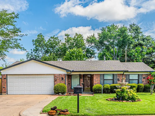 2211 Clover Park Dr, Arlington, TX 76013