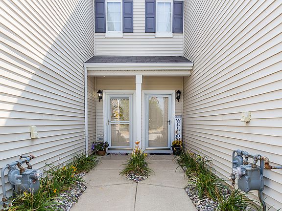 3rd image of 25033 Clare Cir