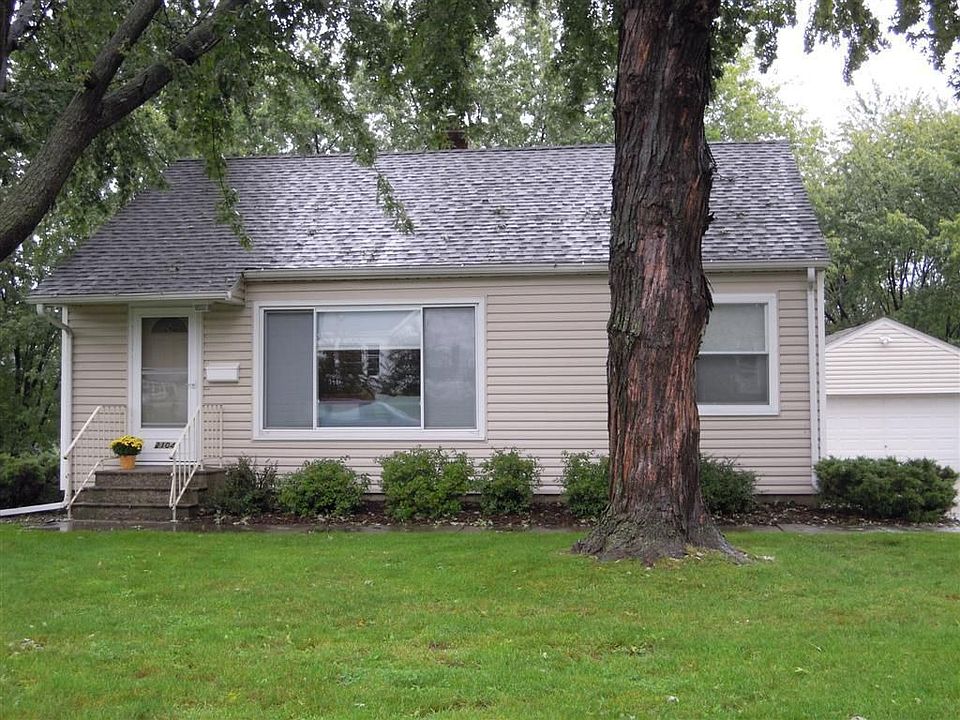 1st image of 2104 1st St N