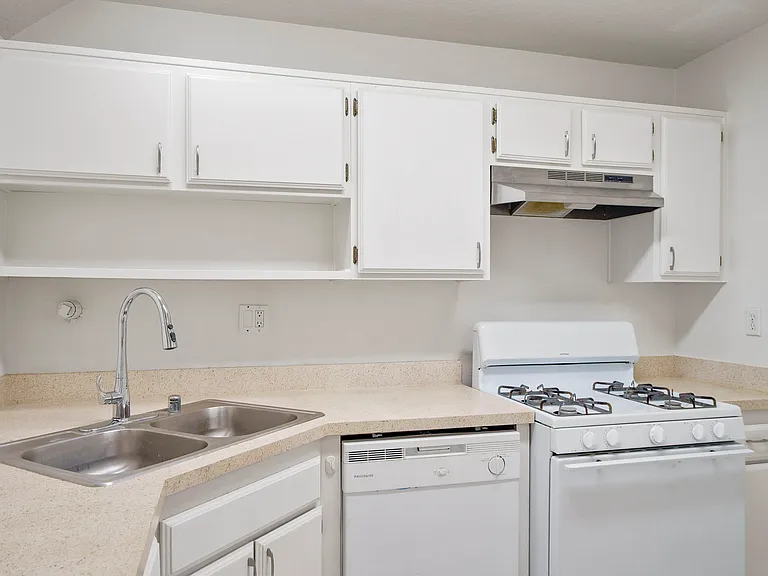 220 W Truslow Ave — Photo 20
