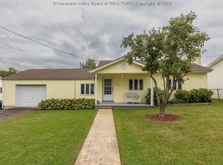 215 Valley View Dr, Hurricane, WV 25526