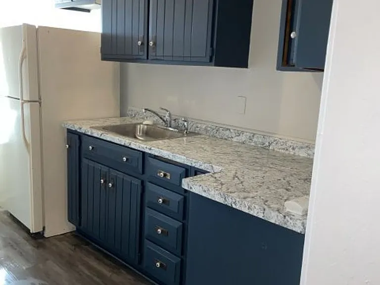 1046 W Walnut St — Photo 7