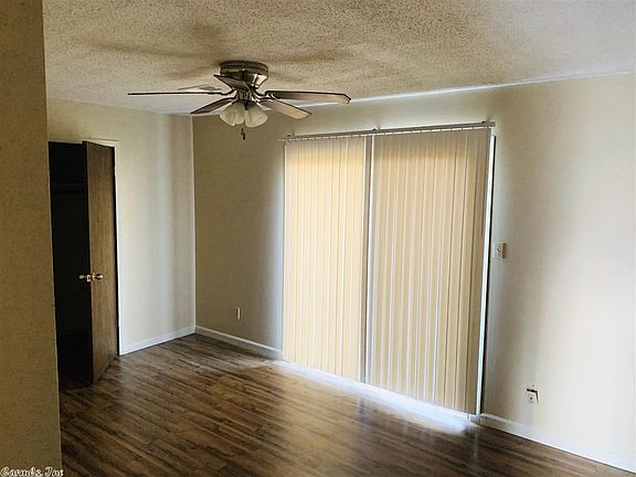 3rd image of 902 Garden Ln