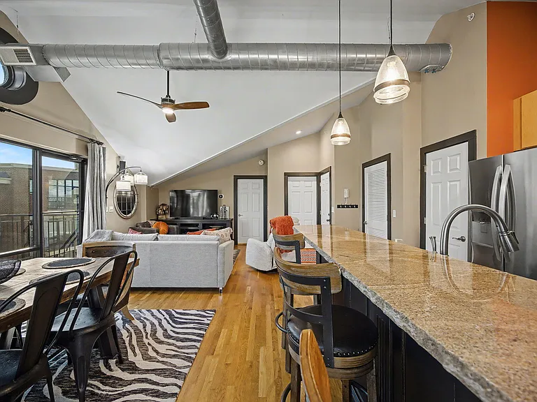 261 S Limestone St #304 — Photo 17