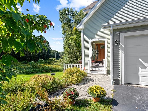2nd image of 10 Blossom Ln #10