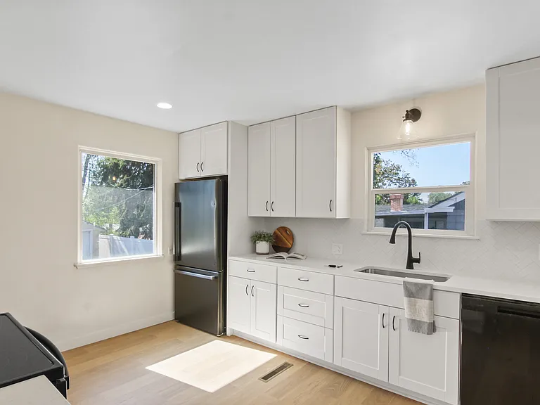 2917 W Heroy Ave — Photo 3
