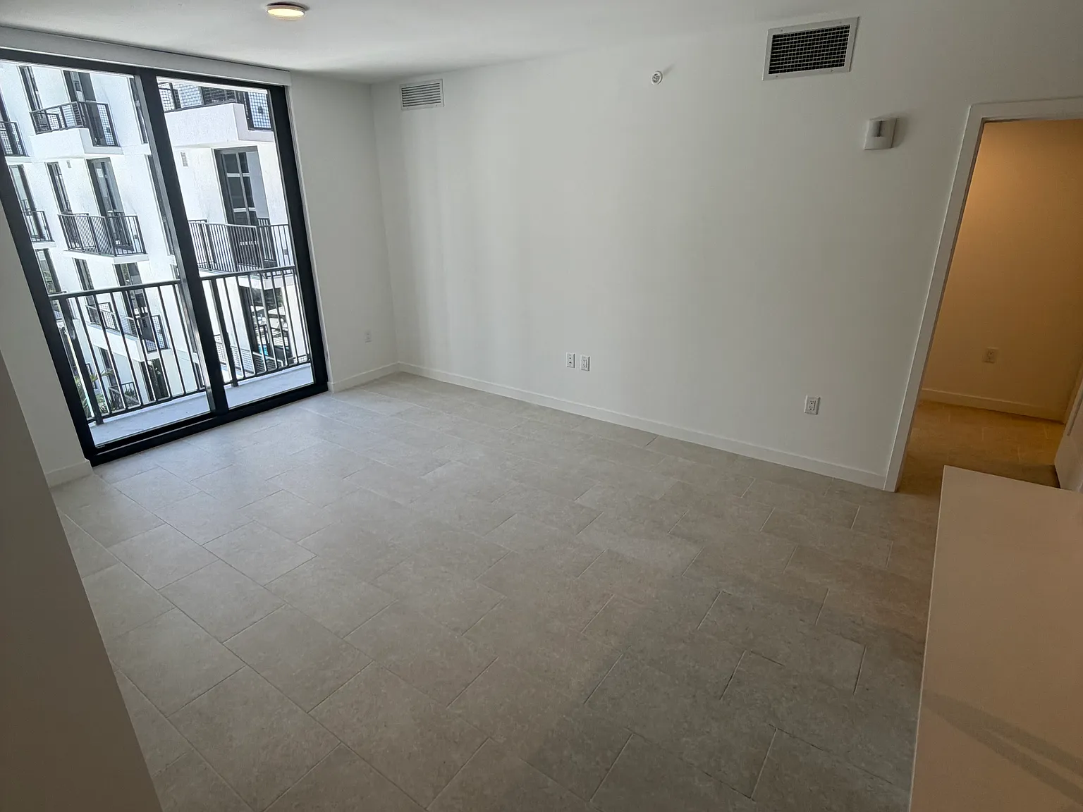 2 bed, 916 sqft, $2,699 — Photo 3