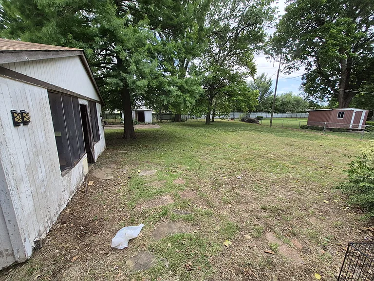 225 Burk Dr — Photo 16