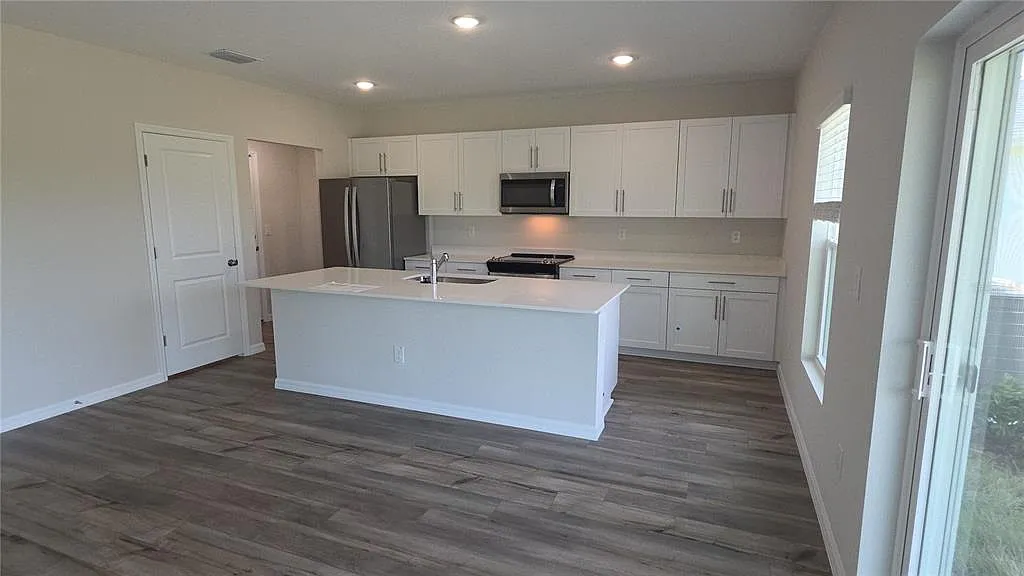 5 bed, 3.0 bath, 2888 sqft, $3,180 — Photo 2