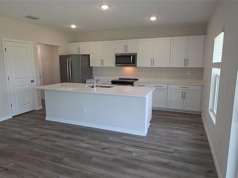 36741 Thornhedge Dr — Photo 2