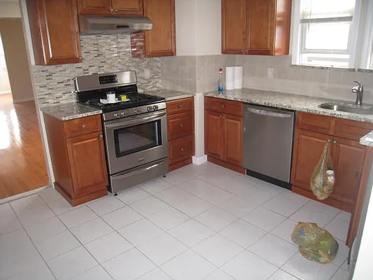 Rented by Alexiou Realty | media 16